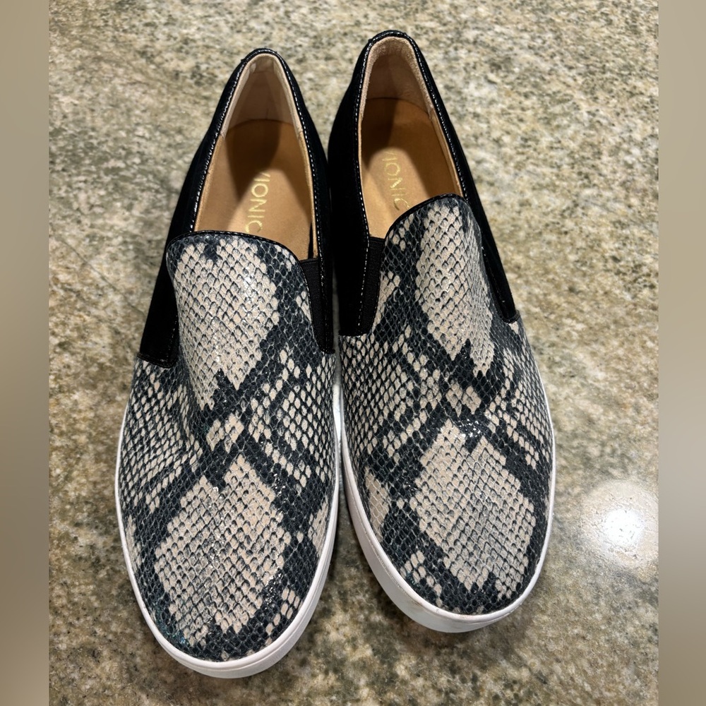 Like new, worn once! Vionic sneaker. Size 10